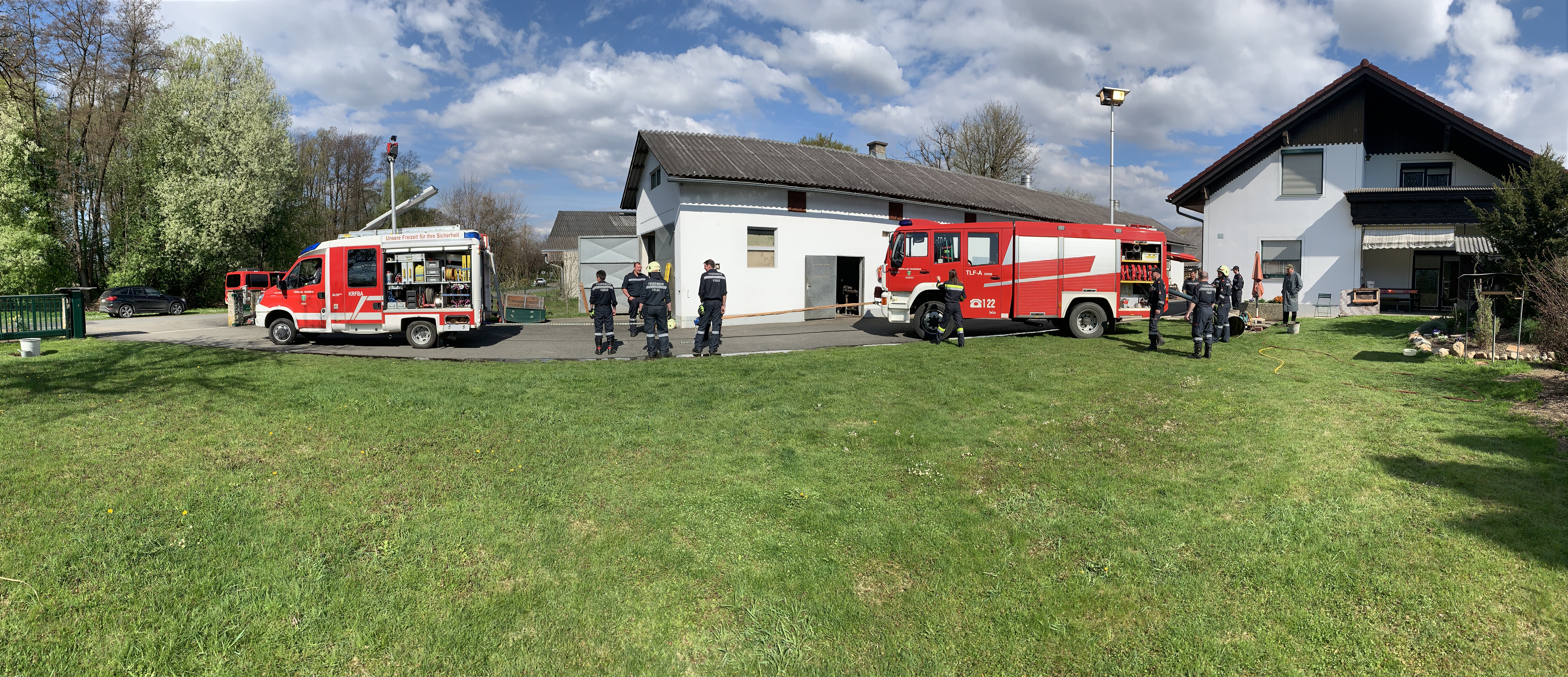 Feuerwehrfahrzeug bei einem nächtlichen Einsatz