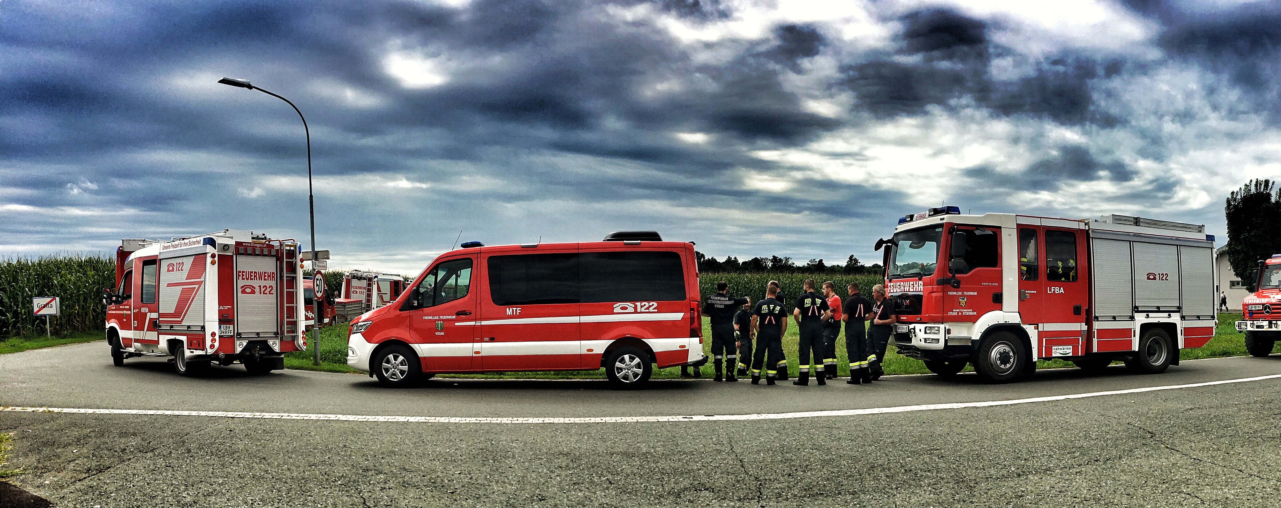 Mannschaft der Feuerwehr vor dem Feuerwehrhaus